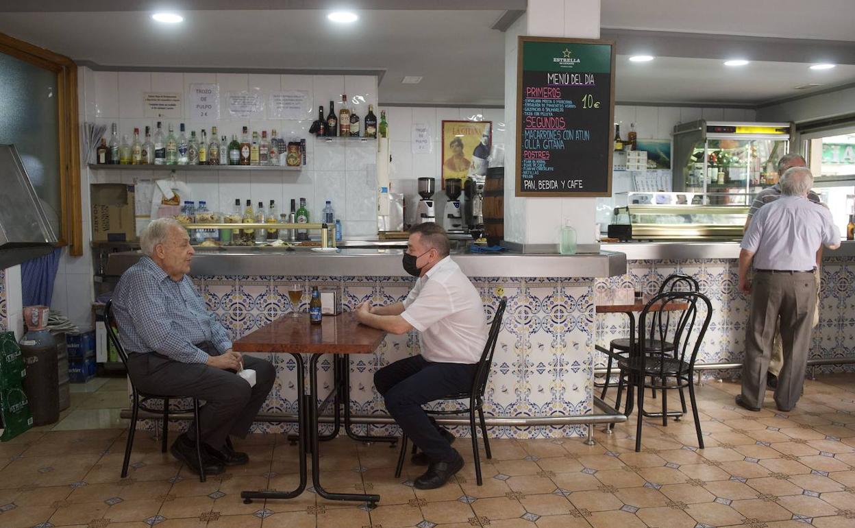 Clientes en un bar de Murcia, en una foto de archivo.