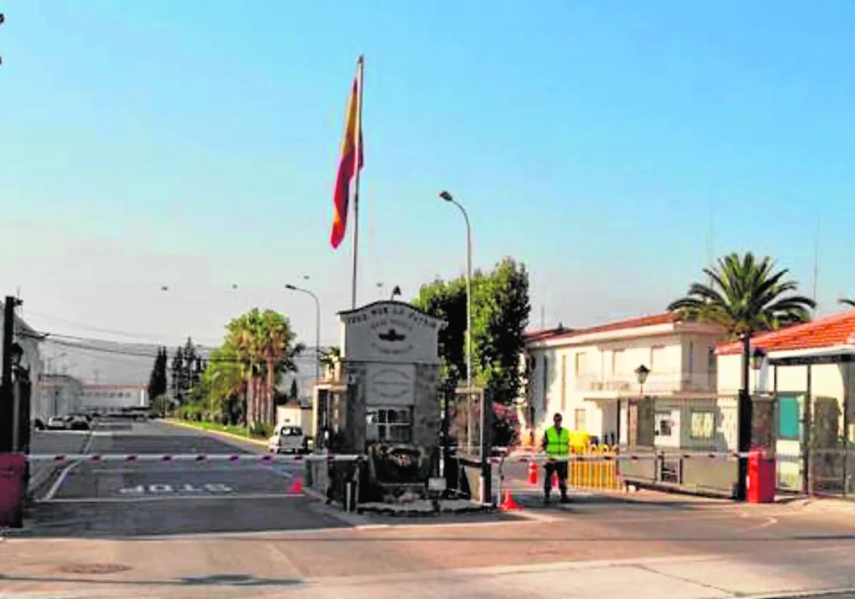 Imagen del exterior de la Escuela Militar de Paracaidismo Méndez Parada, en Alcantarilla. 