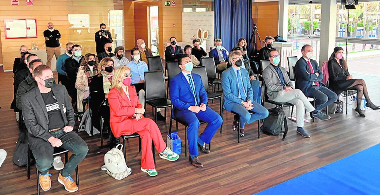Representantes de las compañías asisten a la presentación de los proyectos regionales, ayer en San Javier. 