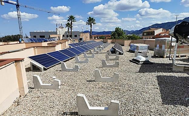 Las placas solares instaladas en el Centro de Acogida de Santa Catalina.