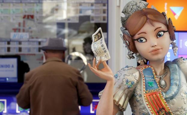Una administración de Valencia tatuará a los clientes con su exclusivo número 13.441 de la Lotería de Navidad como amuleto