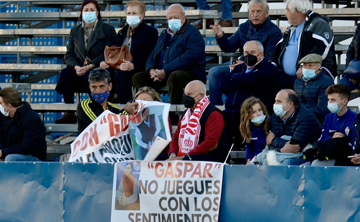 Un operario del Águilas retira pancartas contra Gaspar Campillo antes del partido del domingo frente al Real Murcia, en El Rubial. 