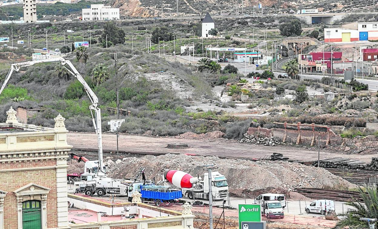 Obras en la terminal, con El Hondón y Villa París al fondo. 