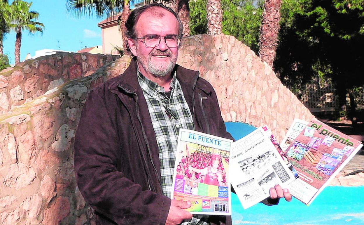 Carlos Illán, con varios ejemplares de El Puente. 