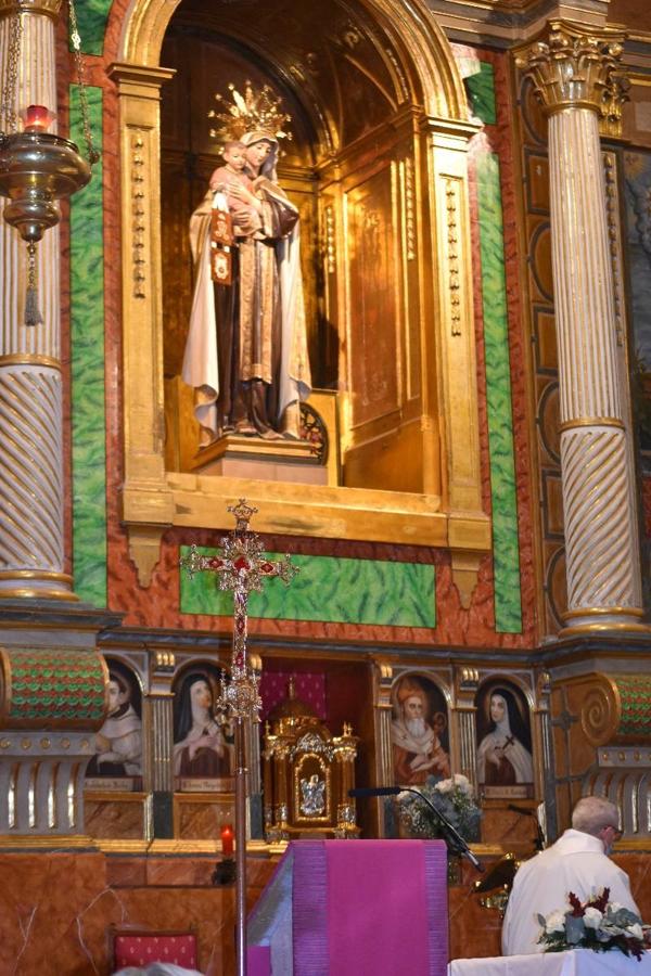 En la imagen, el padre Pascual Gil entrega una estatuilla de San de la Cruz a Javier Celdrán. 