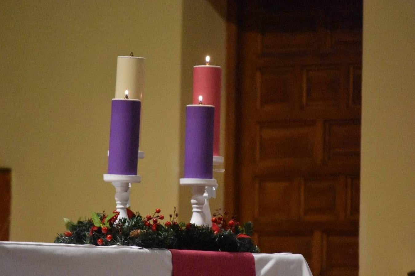 En la imagen, el padre Pascual Gil entrega una estatuilla de San de la Cruz a Javier Celdrán. 