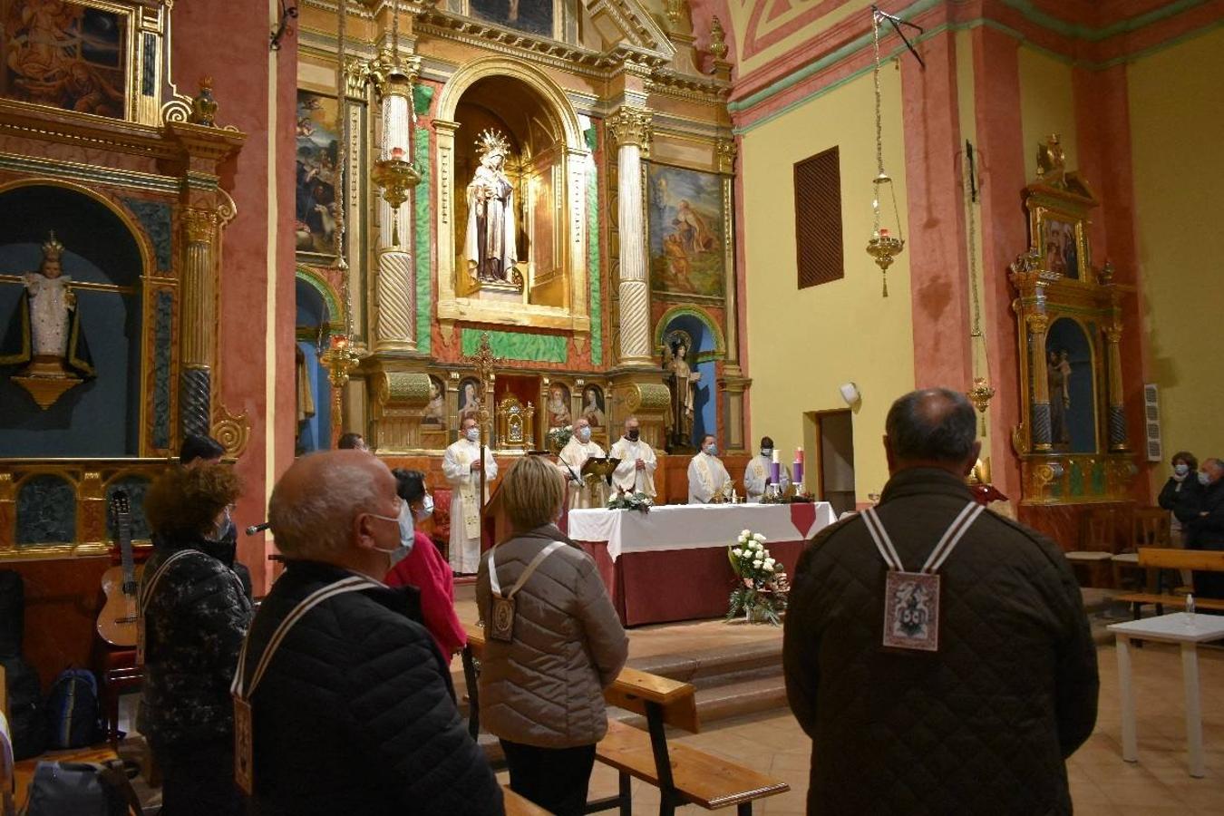 En la imagen, el padre Pascual Gil entrega una estatuilla de San de la Cruz a Javier Celdrán. 