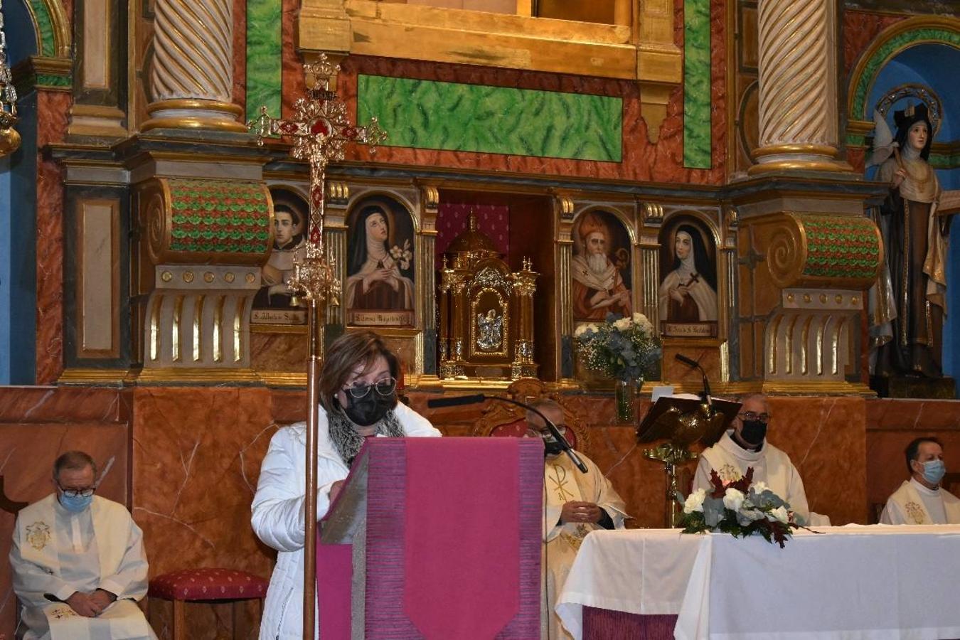 En la imagen, el padre Pascual Gil entrega una estatuilla de San de la Cruz a Javier Celdrán. 