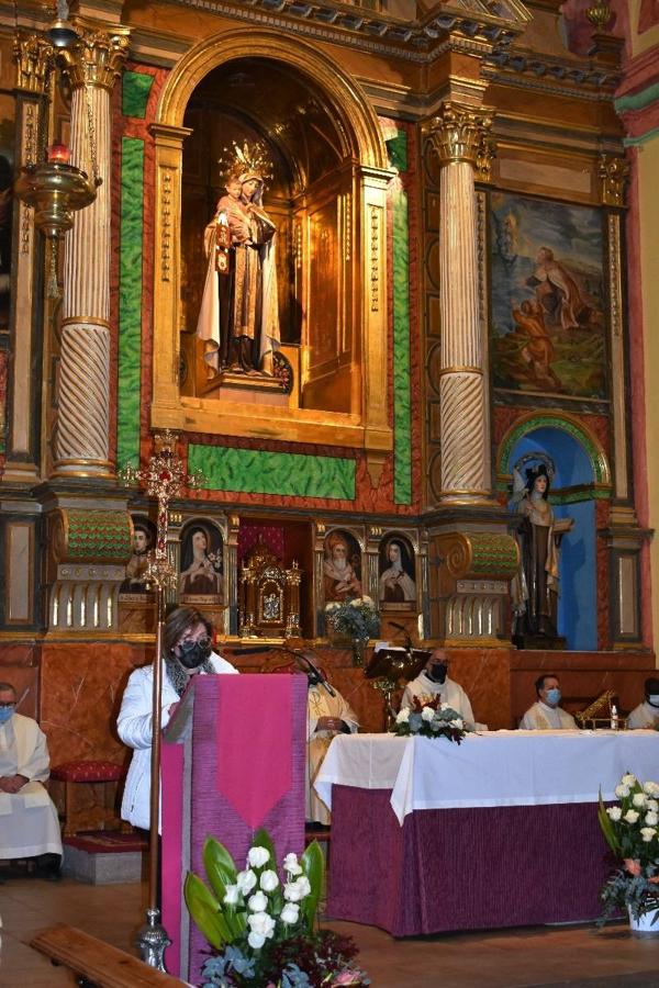 En la imagen, el padre Pascual Gil entrega una estatuilla de San de la Cruz a Javier Celdrán. 