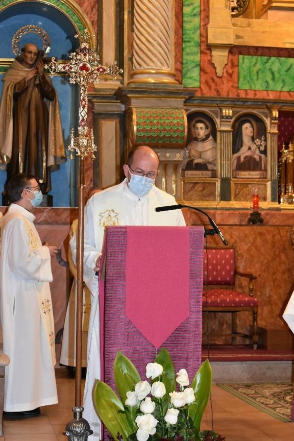 En la imagen, el padre Pascual Gil entrega una estatuilla de San de la Cruz a Javier Celdrán. 