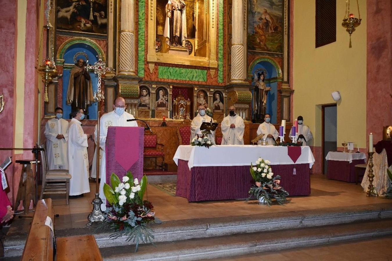 En la imagen, el padre Pascual Gil entrega una estatuilla de San de la Cruz a Javier Celdrán. 