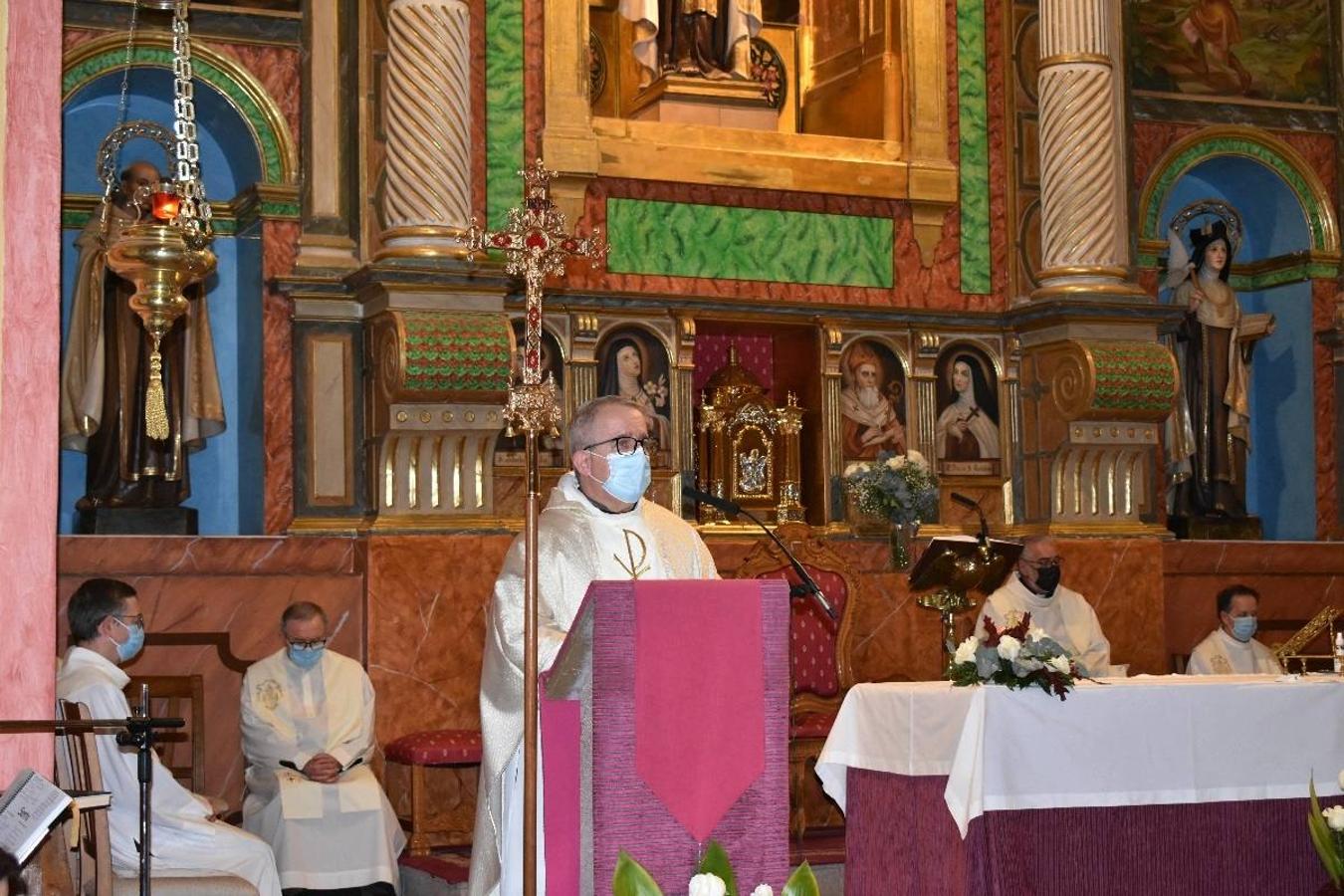 En la imagen, el padre Pascual Gil entrega una estatuilla de San de la Cruz a Javier Celdrán. 