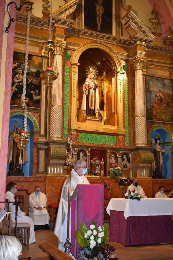 En la imagen, el padre Pascual Gil entrega una estatuilla de San de la Cruz a Javier Celdrán. 