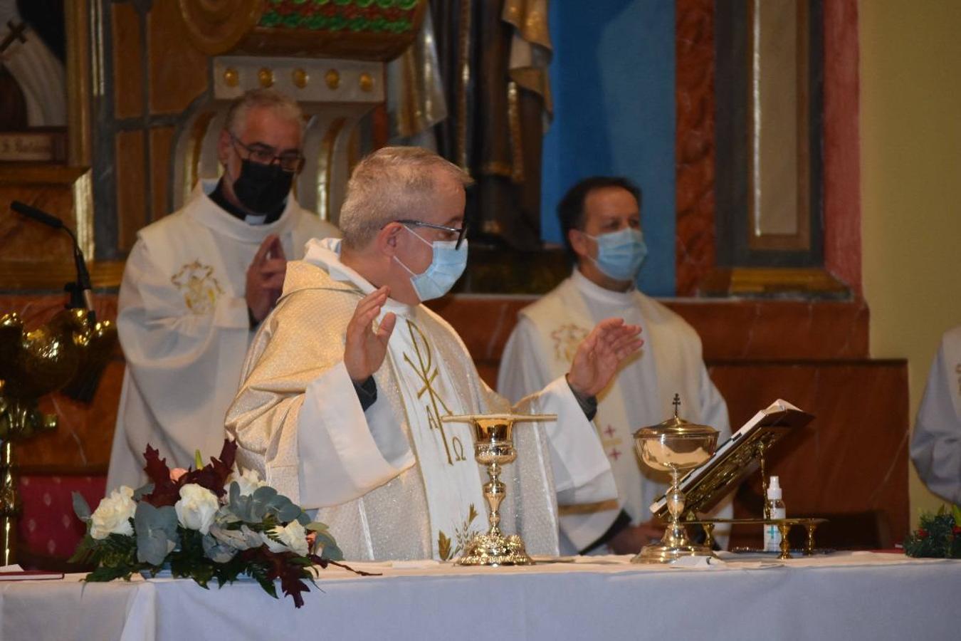 En la imagen, el padre Pascual Gil entrega una estatuilla de San de la Cruz a Javier Celdrán. 