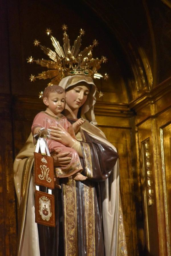 En la imagen, el padre Pascual Gil entrega una estatuilla de San de la Cruz a Javier Celdrán. 