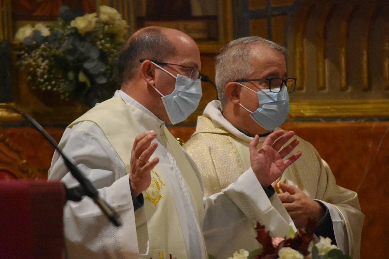 En la imagen, el padre Pascual Gil entrega una estatuilla de San de la Cruz a Javier Celdrán. 