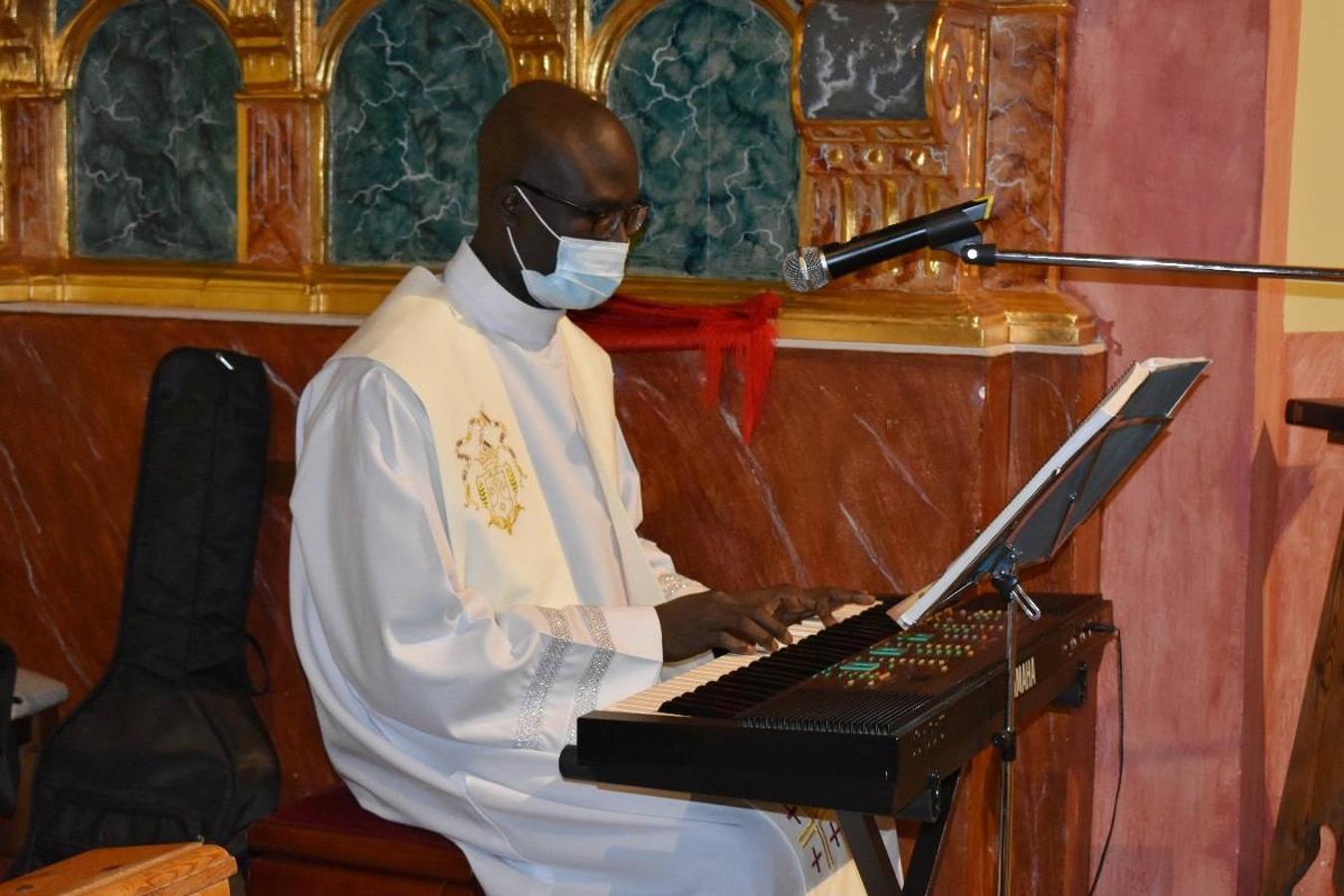 En la imagen, el padre Pascual Gil entrega una estatuilla de San de la Cruz a Javier Celdrán. 