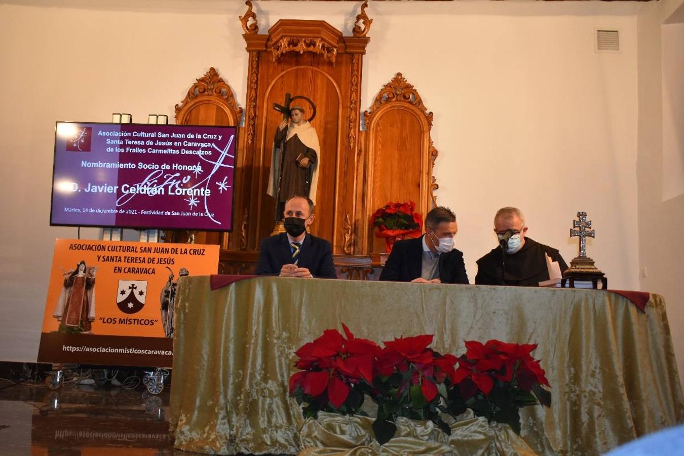 En la imagen, el padre Pascual Gil entrega una estatuilla de San de la Cruz a Javier Celdrán. 