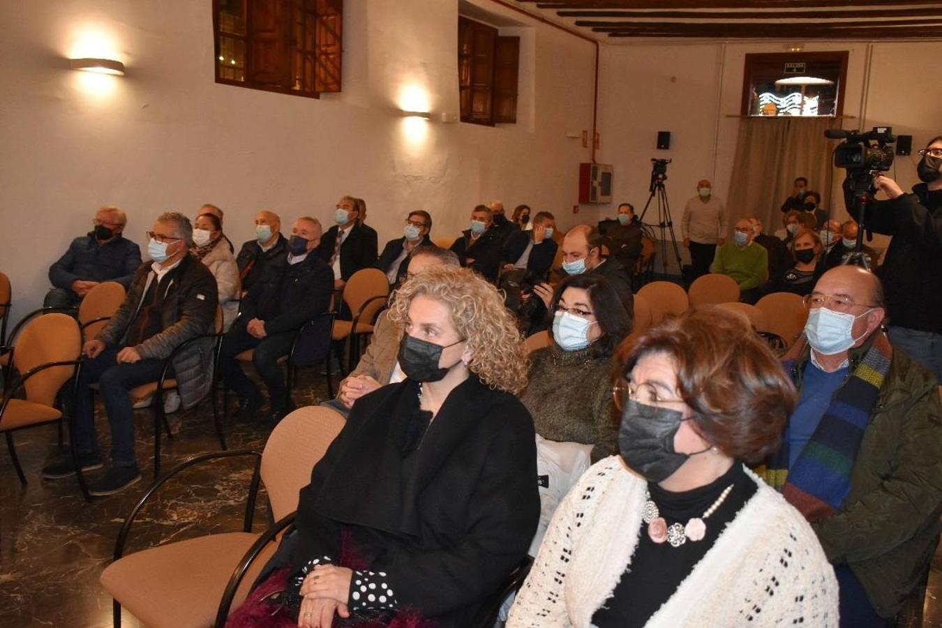 En la imagen, el padre Pascual Gil entrega una estatuilla de San de la Cruz a Javier Celdrán. 