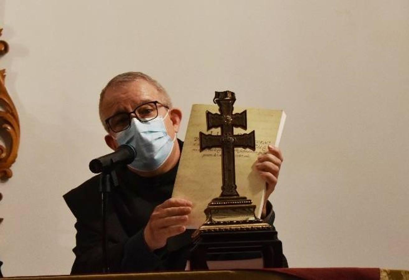 En la imagen, el padre Pascual Gil entrega una estatuilla de San de la Cruz a Javier Celdrán. 