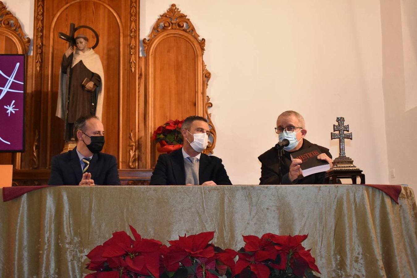 En la imagen, el padre Pascual Gil entrega una estatuilla de San de la Cruz a Javier Celdrán. 