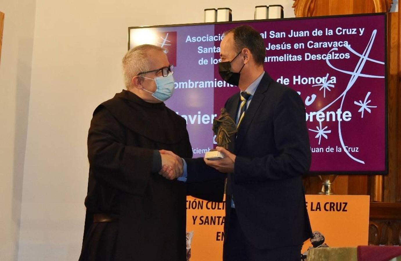 En la imagen, el padre Pascual Gil entrega una estatuilla de San de la Cruz a Javier Celdrán. 