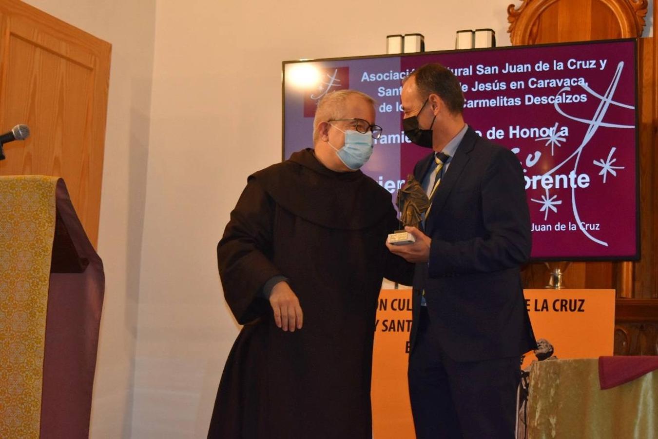 En la imagen, el padre Pascual Gil entrega una estatuilla de San de la Cruz a Javier Celdrán. 