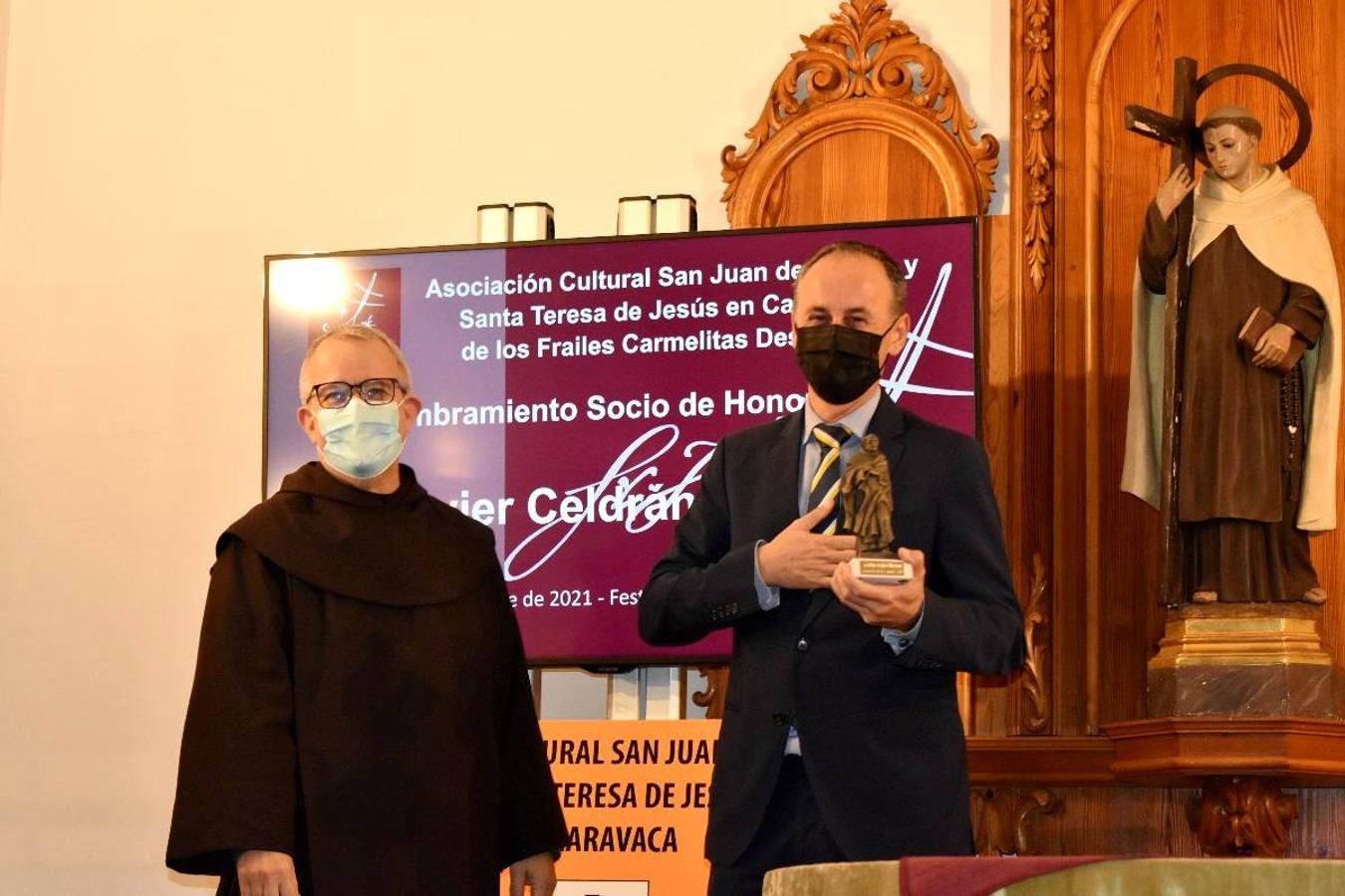 En la imagen, el padre Pascual Gil entrega una estatuilla de San de la Cruz a Javier Celdrán. 