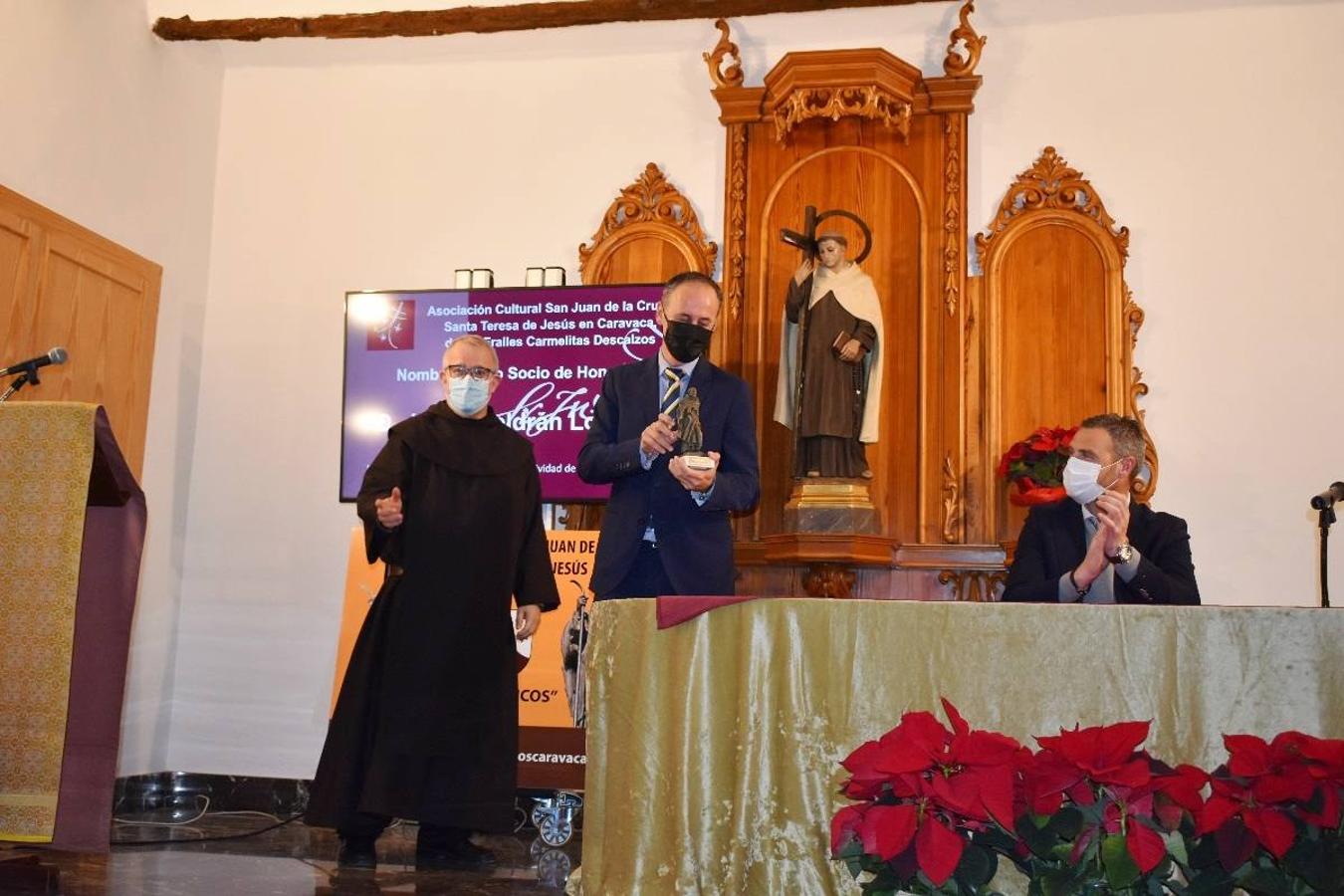 En la imagen, el padre Pascual Gil entrega una estatuilla de San de la Cruz a Javier Celdrán. 