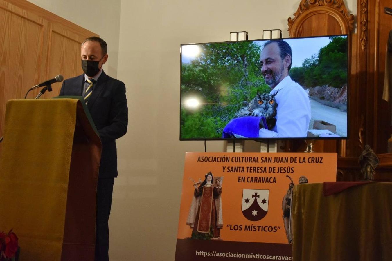 En la imagen, el padre Pascual Gil entrega una estatuilla de San de la Cruz a Javier Celdrán. 