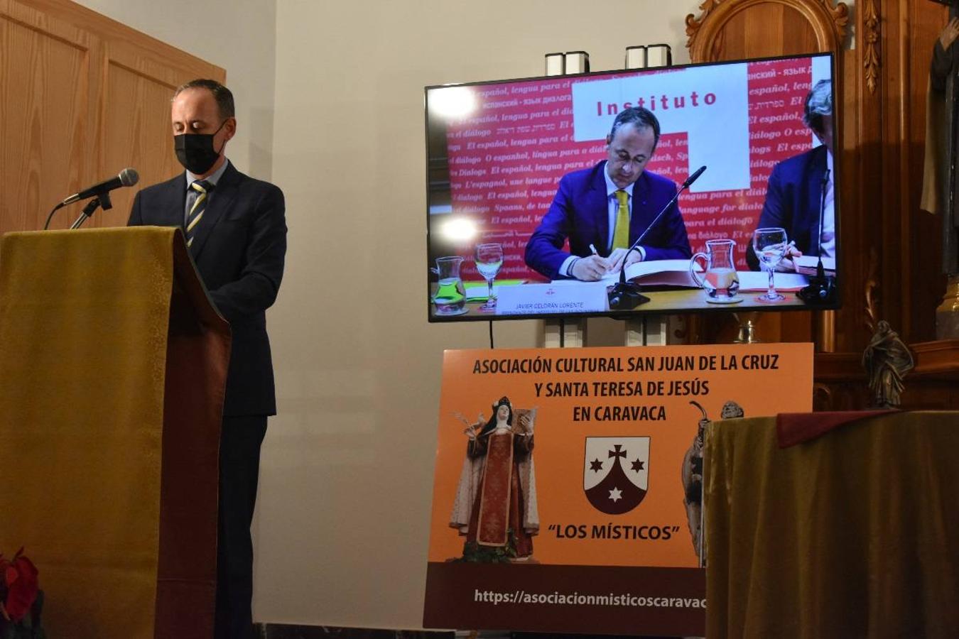 En la imagen, el padre Pascual Gil entrega una estatuilla de San de la Cruz a Javier Celdrán. 