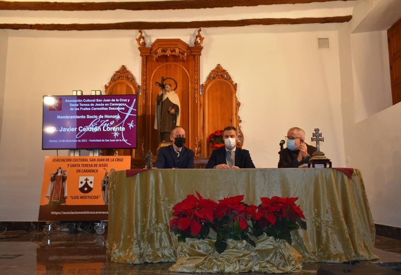 En la imagen, el padre Pascual Gil entrega una estatuilla de San de la Cruz a Javier Celdrán. 