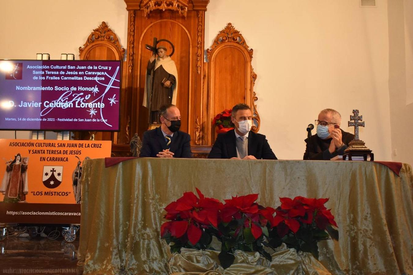 En la imagen, el padre Pascual Gil entrega una estatuilla de San de la Cruz a Javier Celdrán. 