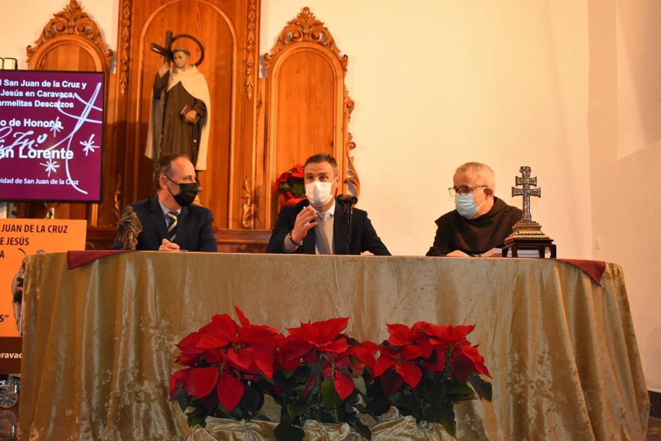 En la imagen, el padre Pascual Gil entrega una estatuilla de San de la Cruz a Javier Celdrán. 