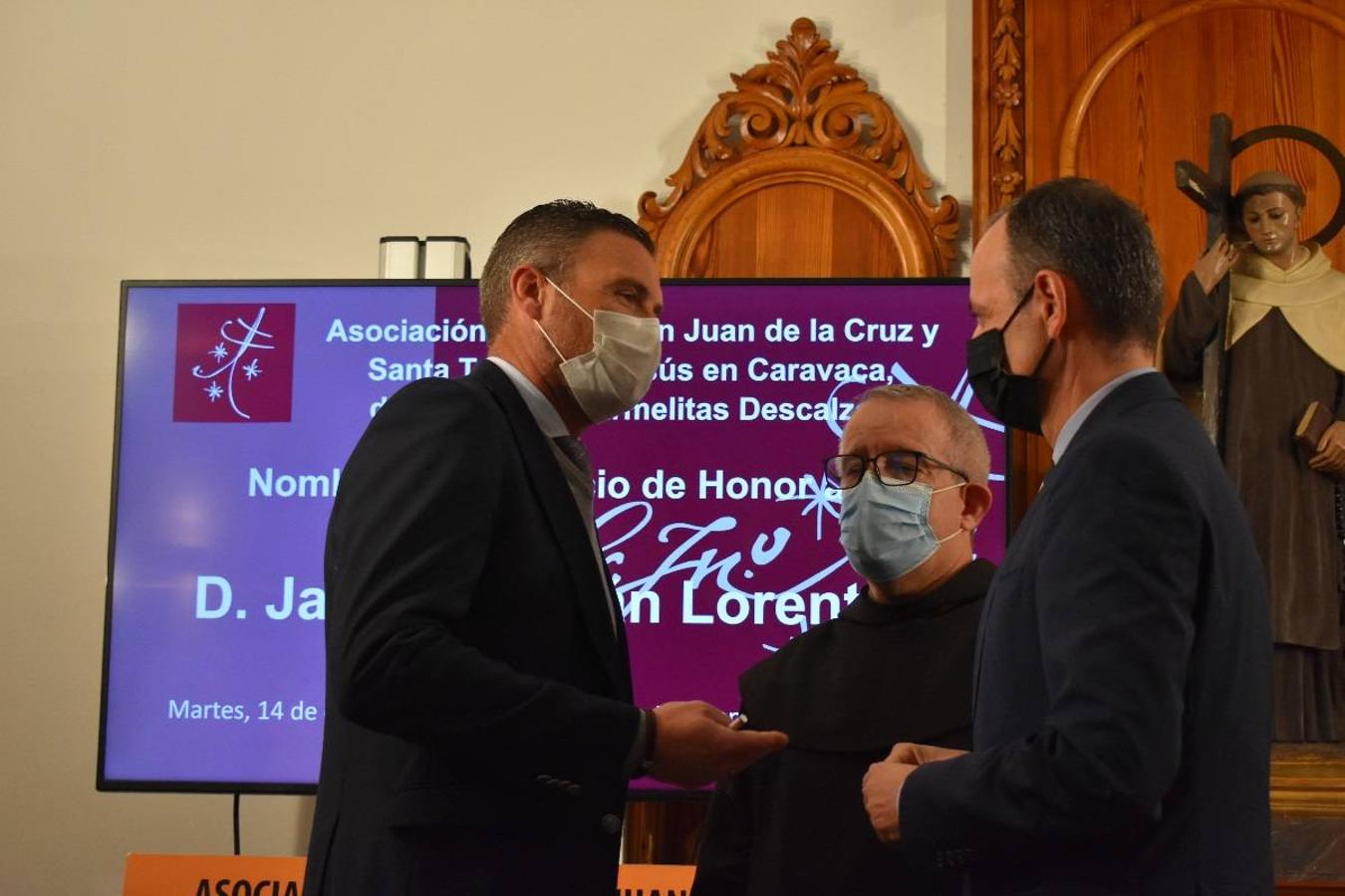 En la imagen, el padre Pascual Gil entrega una estatuilla de San de la Cruz a Javier Celdrán. 