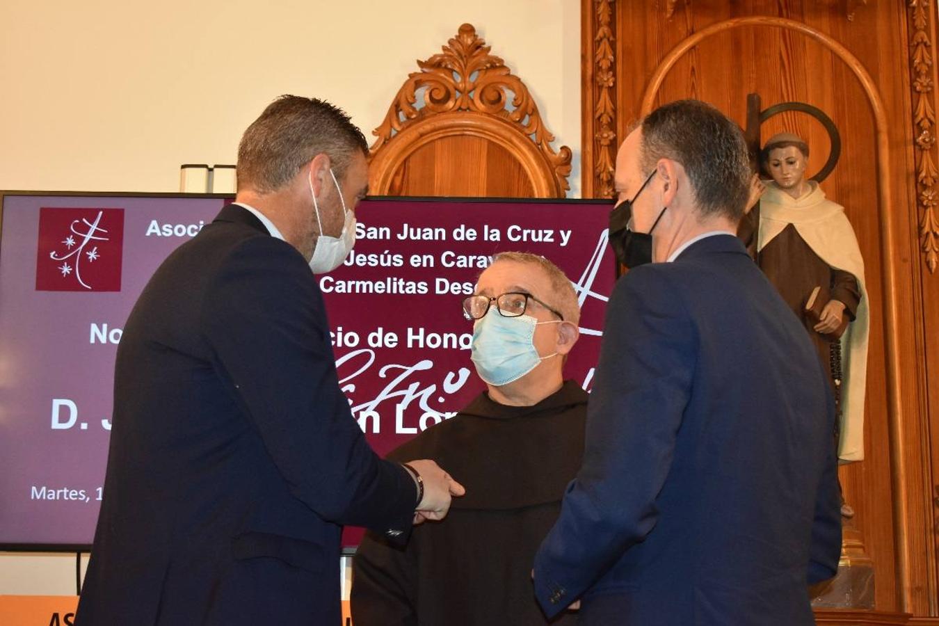 En la imagen, el padre Pascual Gil entrega una estatuilla de San de la Cruz a Javier Celdrán. 