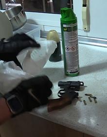 Imagen secundaria 2 - Los agentes hallan numerosas garrafas de gasolina y un arma de fuego.