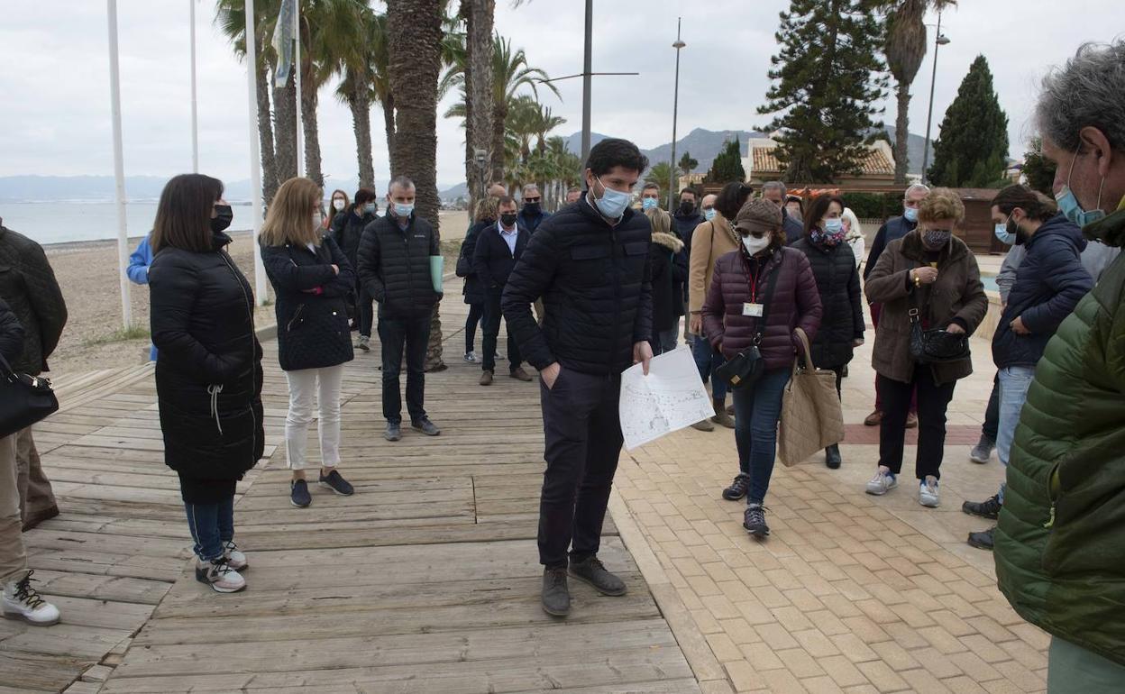 Reunión de los vecinos afectados por el deslinde de Nares. 