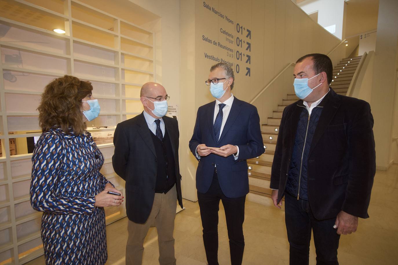 Fotos: Juan José Pedreño agradece a los profesionales jubilados en 2020 y 2021 su labor en el área de salud I de la Arrixaca