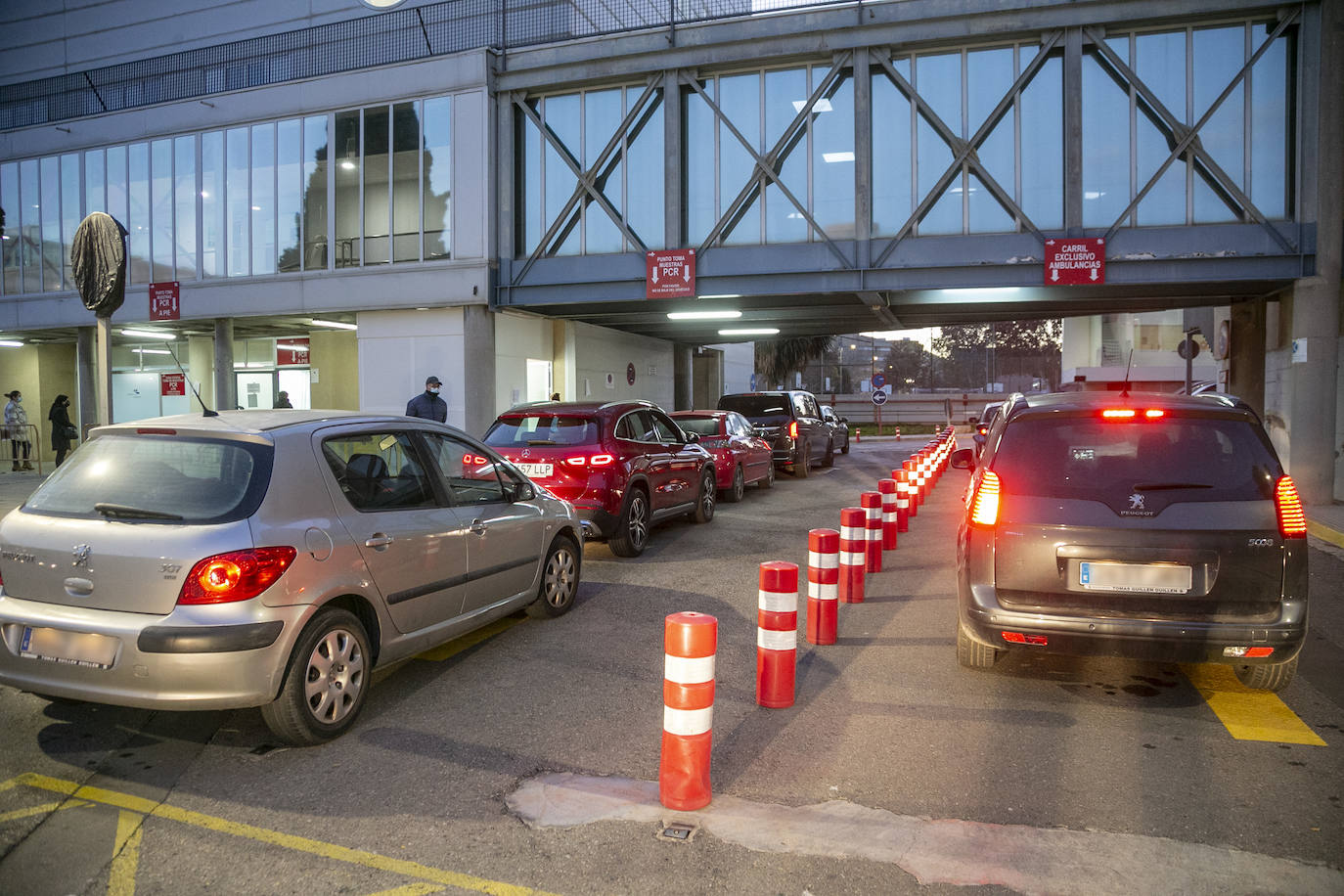 Fotos: Colas para las pruebas PCR en Cartagena