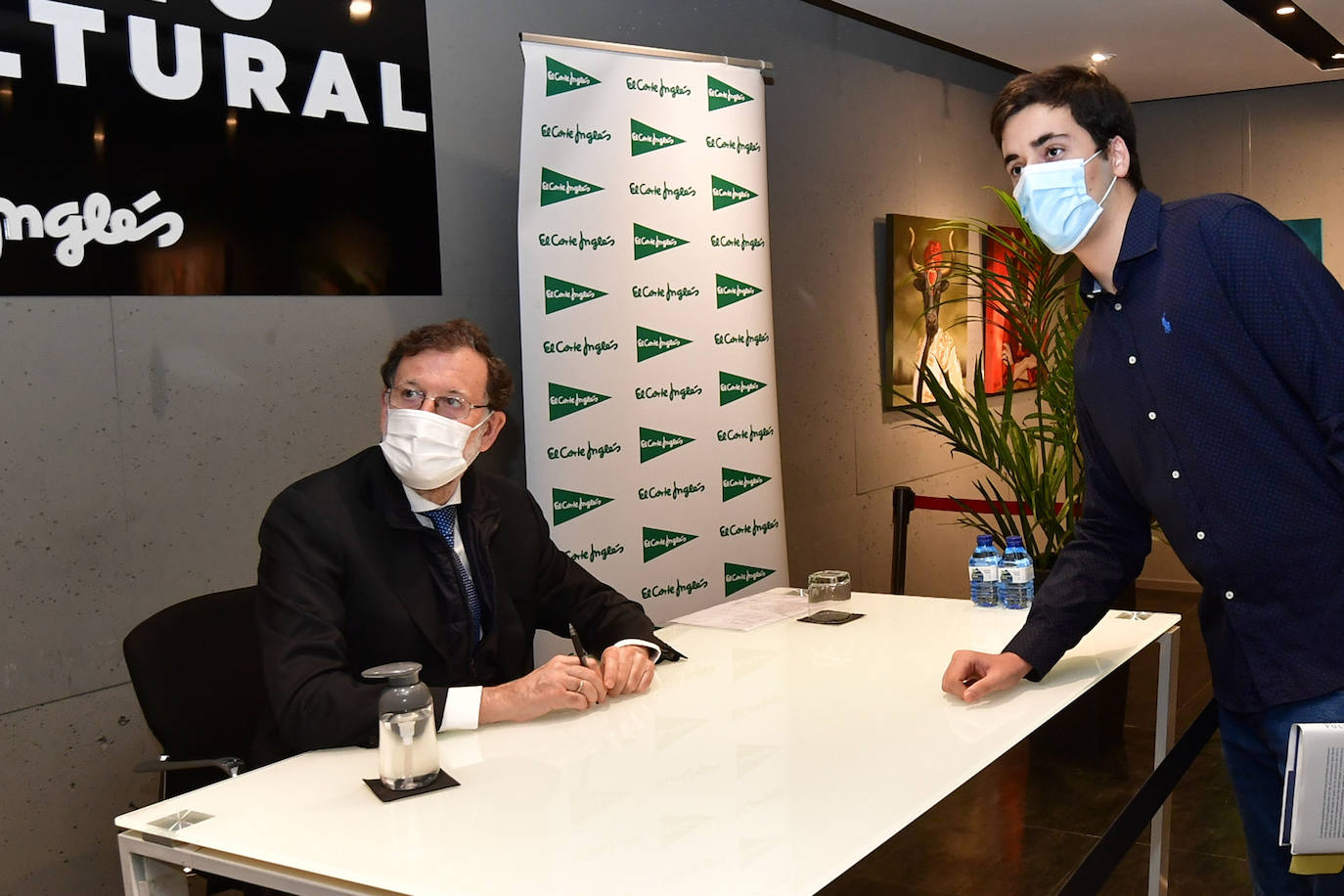 Fotos: Mariano Rajoy firma &#039;Política para adultos&#039; en Murcia