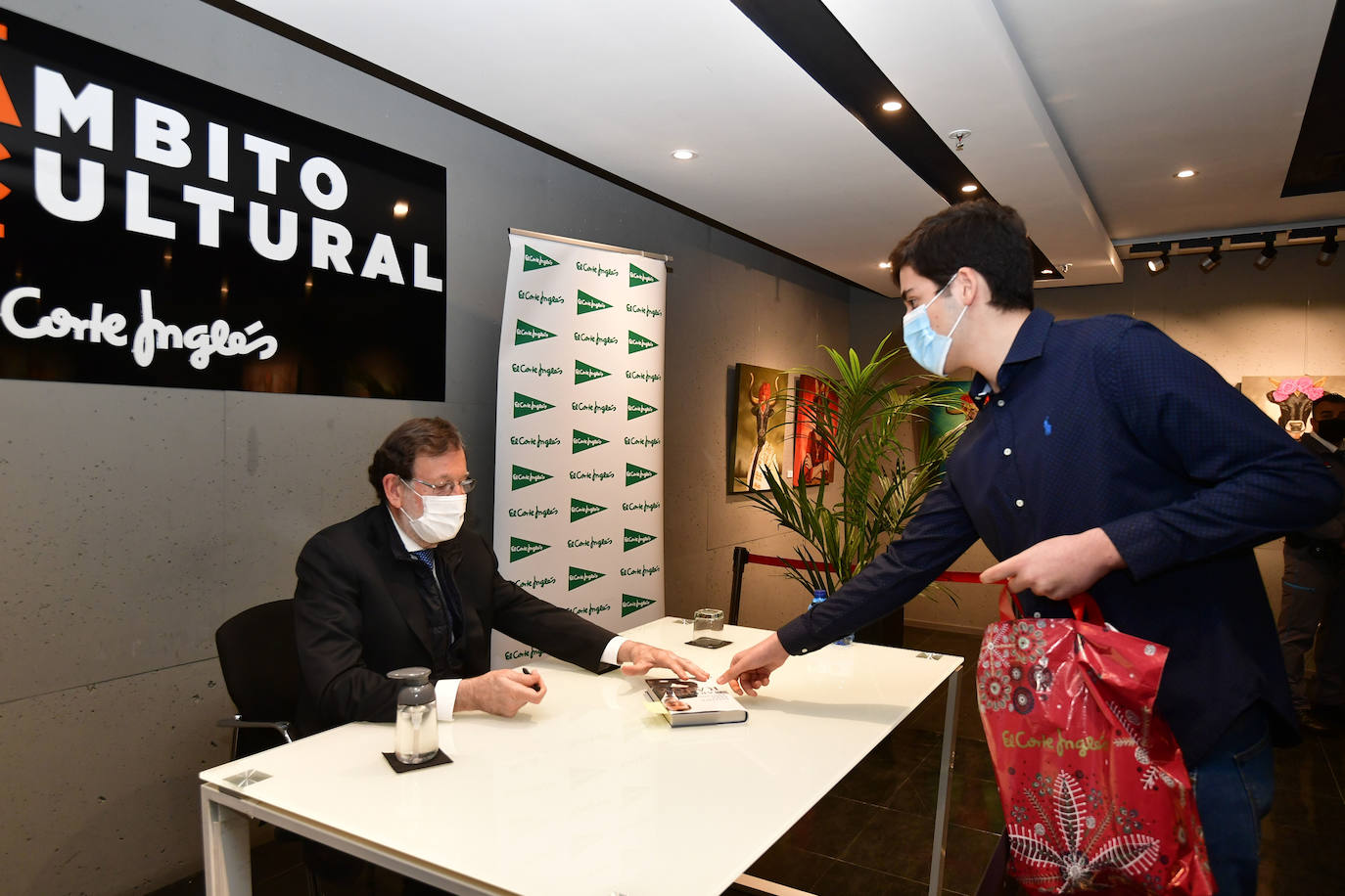 Fotos: Mariano Rajoy firma &#039;Política para adultos&#039; en Murcia
