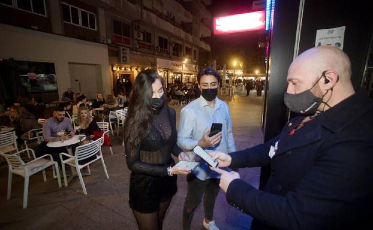 Dos clientes muestran el certificado Covid en una discoteca, en una imagen de archivo. 