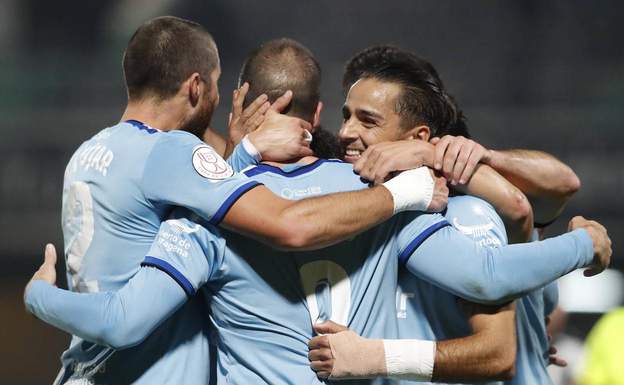 Los jugadores del Efesé, en el partido de este miércoles contra el Castellón. 