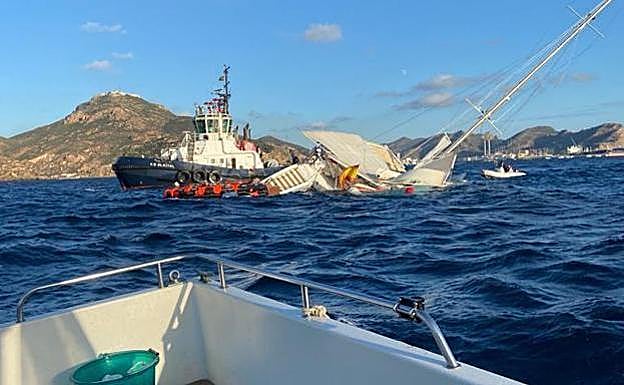 Hundimiento del catamarán turístico Olé, este domingo, en aguas de Cartagena
