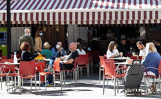 Varios clientes en la terraza de un bar de Murcia, en una imagen de archivo.