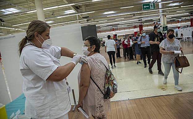 Vacunación contra la Covid en el centro comercial La Rambla, en Cartagena, en una imagen de archivo.