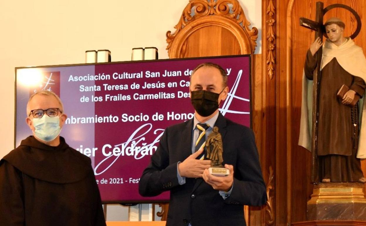 Javier Celdrán con la estatuilla de San Juan de la Cruz junto al padre Pascual Gil. 