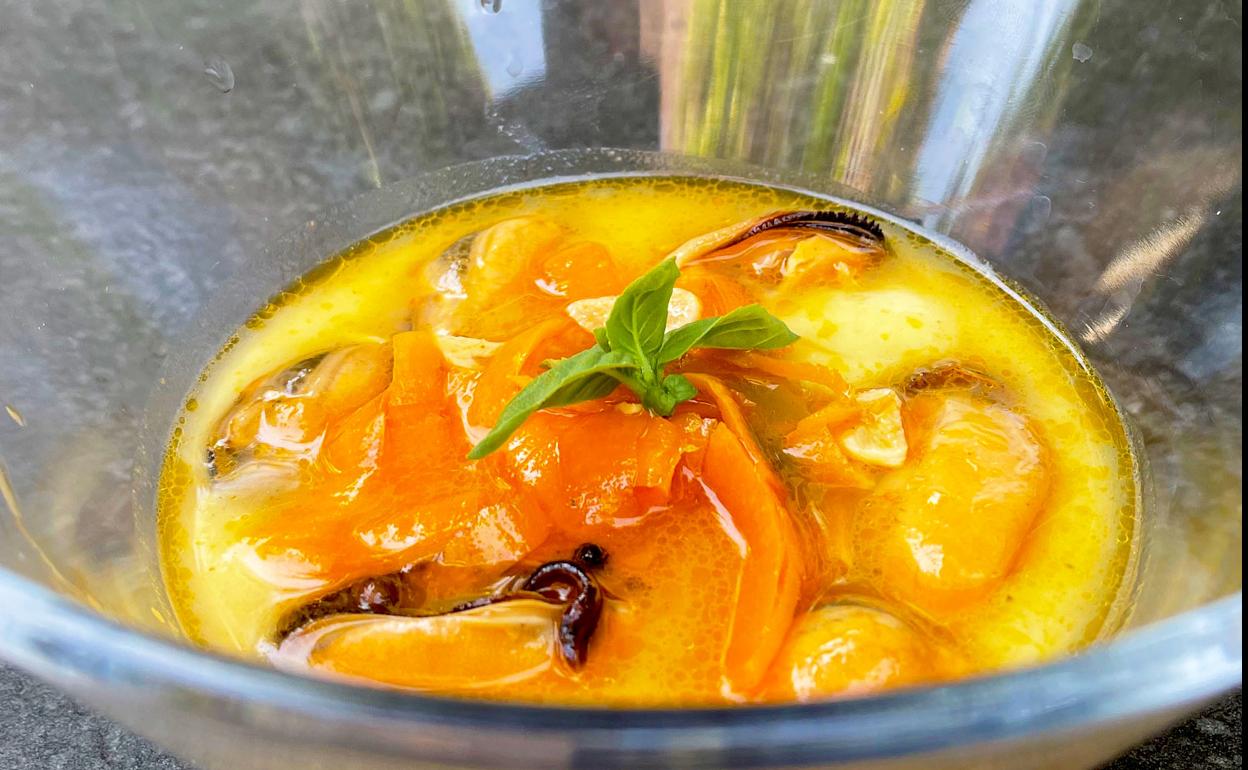 Escabeche de mejillones sobre crema de puerros