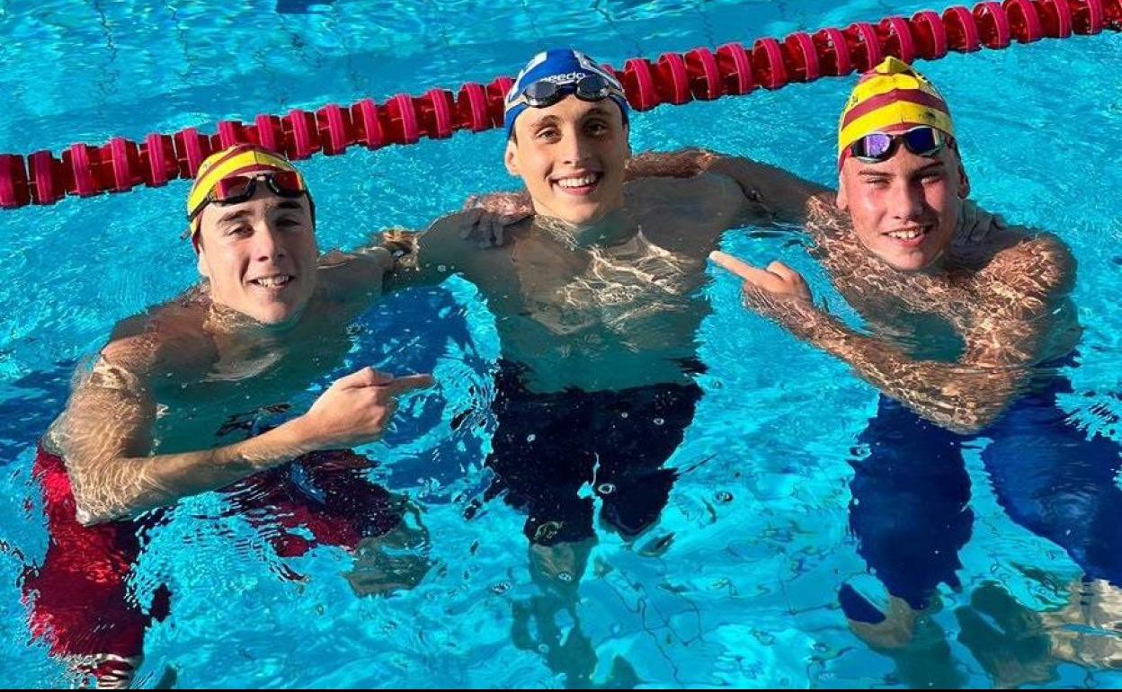 Alejandro Puebla (centro), sonríe tras su participación en la prueba.